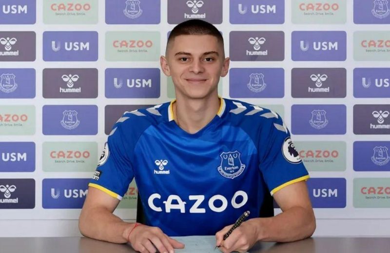 Ukrayna millisinin üzvü “Everton”la müqavilə imzaladı