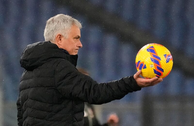 Mourinyo: “Futbola yeni ad tapmalıyıq”